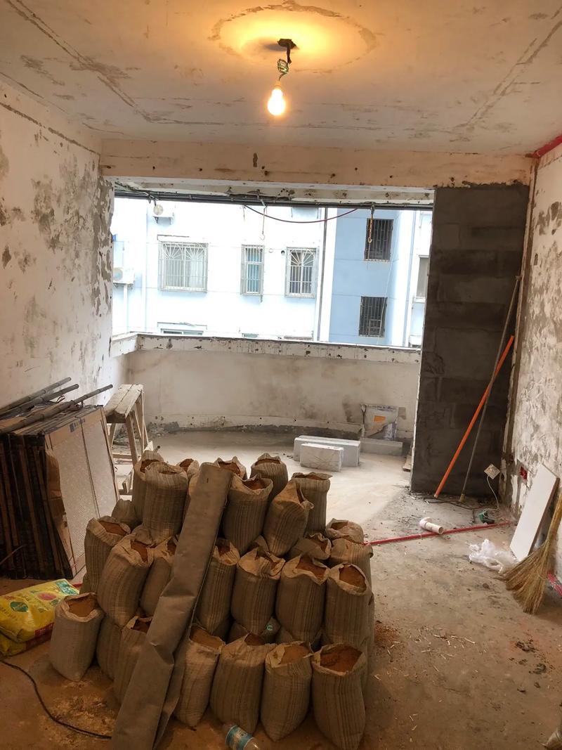 业主进出小区要爬窗,业主进出小区要爬窗户吗